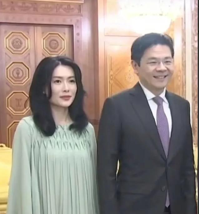 新加坡总理黄循财最近又火了！这位戴着无框眼镜、笑起来眼睛眯成一条缝的总理，不仅在