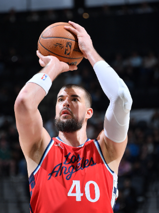 很多人说祖巴茨最大的问题的拖空间，其实这是次要的，因为没篮的中锋很多，不影响人家