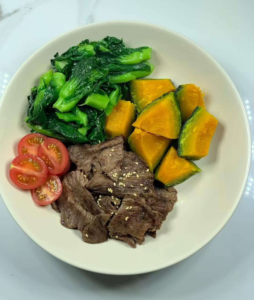 一位健康管理专家说：“想减肥，你只要饿60天，就六十天，早上正常吃，中午八