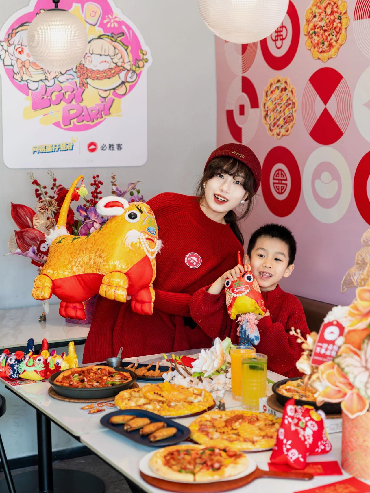 太卷了🔥新年聚餐我信了一口必胜玄学！带孩子去吃比萨，一进门就被浓浓的过年氛围包