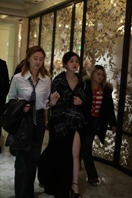 陈妍希现身上海出席活动不得不承认被她的这身穿搭吸引住了整个看起来尽显性感女人
