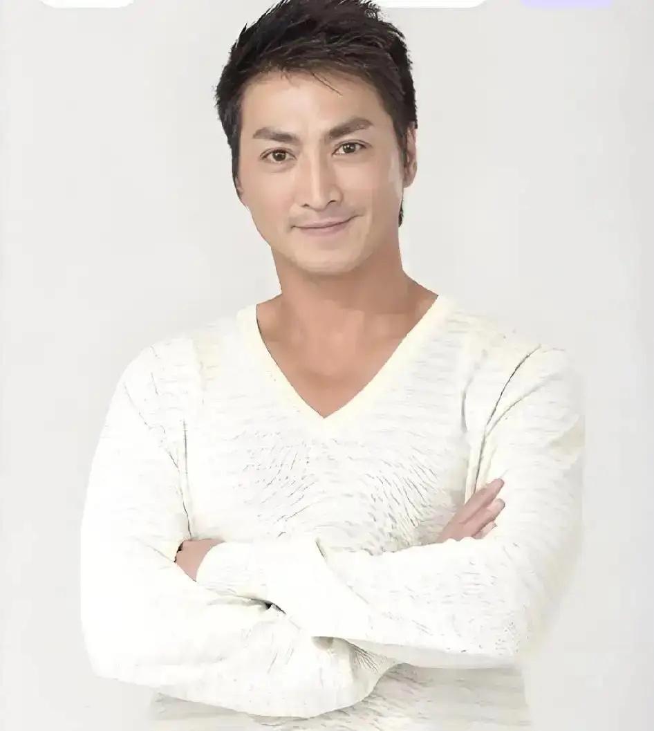 何家劲吐槽祖国的银行办事效率慢，香港的银行服务快。何家劲近日说，香港什么都慢