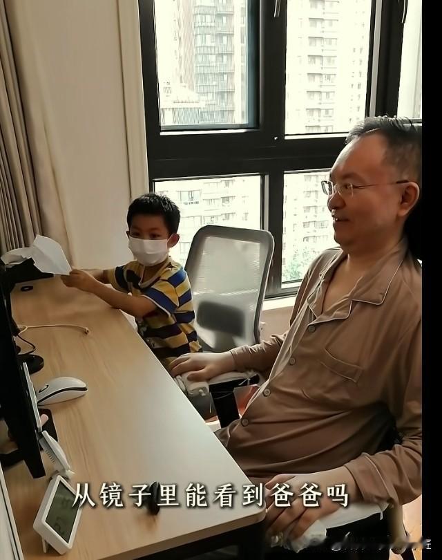 蔡磊和儿子国庆见面令人感动又心酸。虽然蔡磊已经丧失语言功能，但是似乎使用了“眼