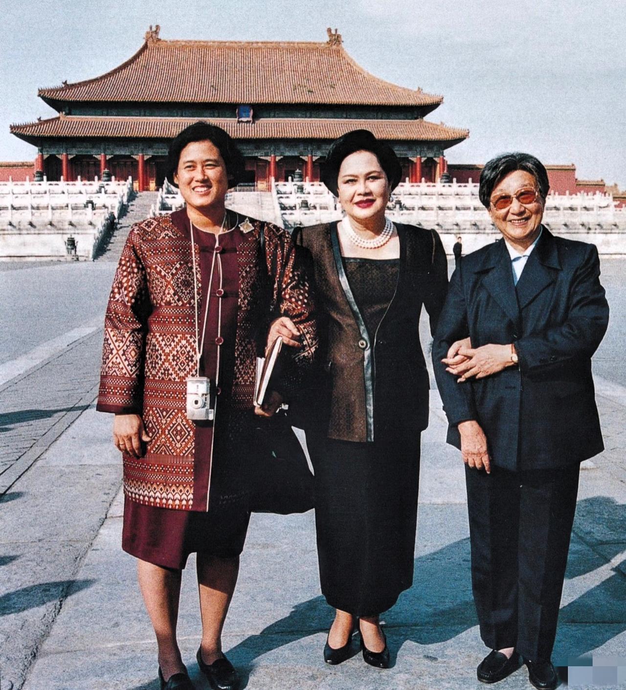 25年前的秋天，诗丽吉王后访华期间与女儿诗琳通公主和钱正英钱院士在故宫前拍照留念