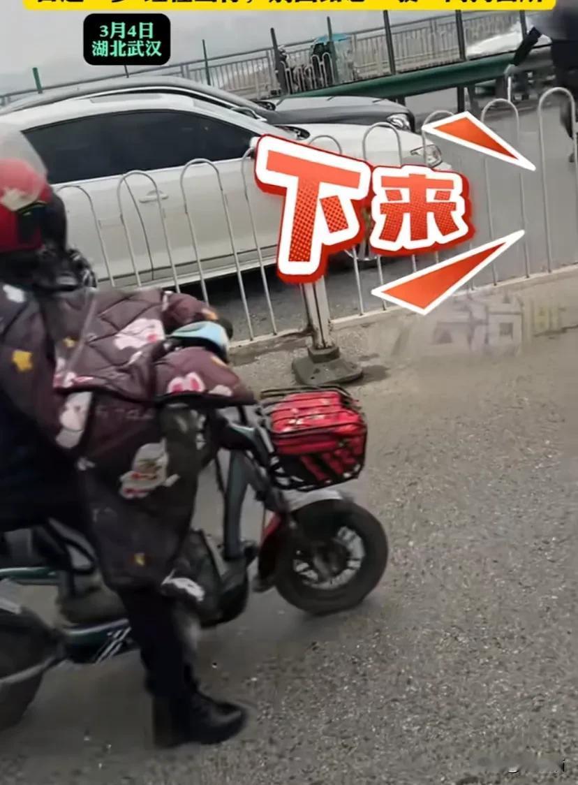 湖北武汉，两车子发生道路纠纷，男子取出随车携带的棍子猛砸车辆，被砸车主坐着不敢动