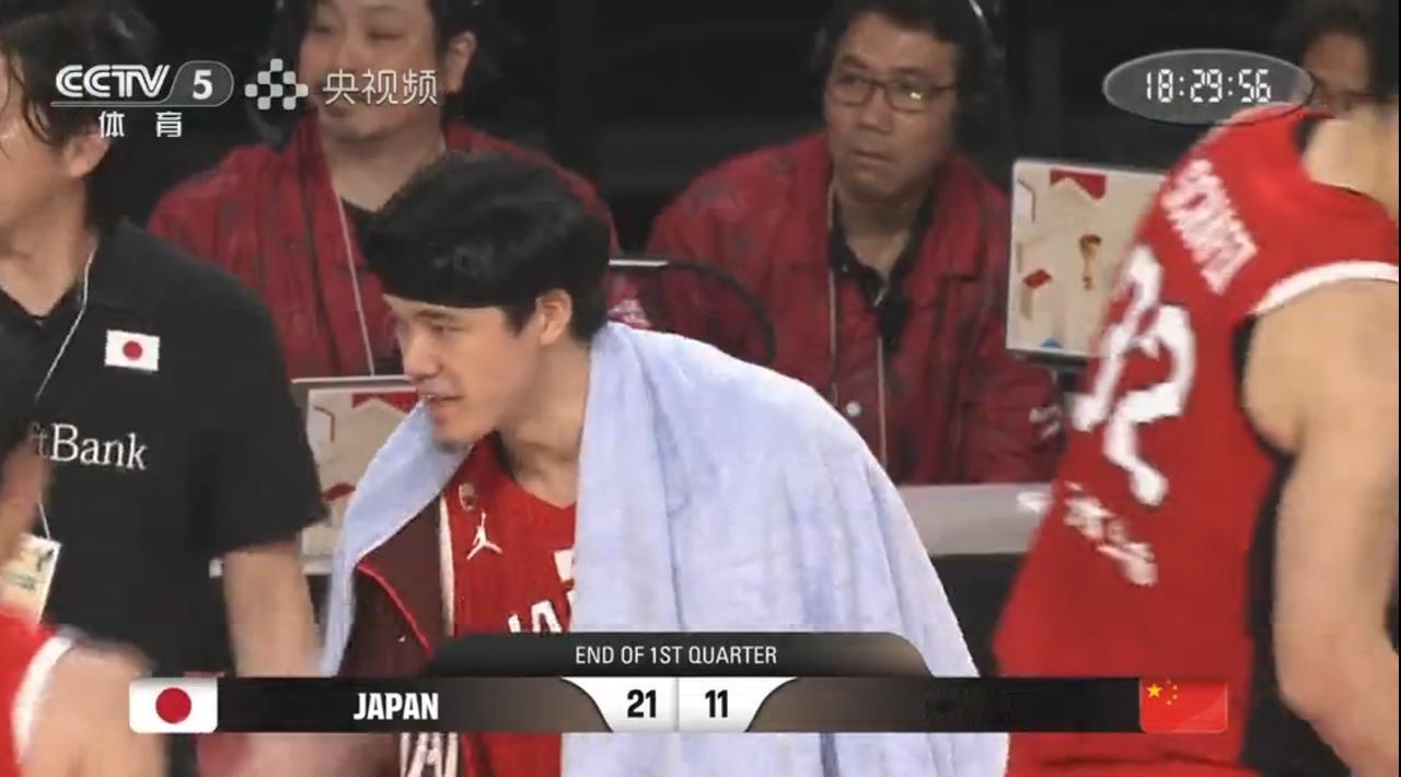 中国男篮打的太烂了，首节就被日本队打爆，第一节比赛结束，日本男篮21比11中国男