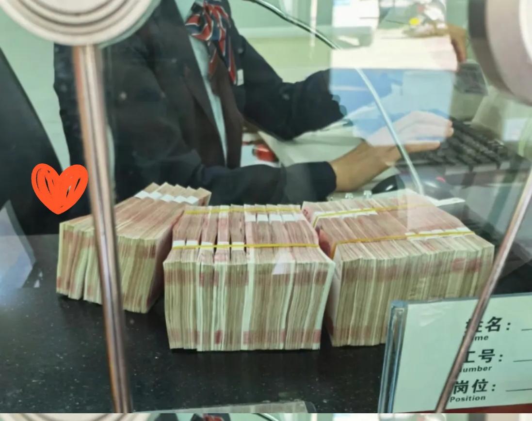 银行规则又改了！上午我把攒了3年的25万拿去银行存定期，结果刚坐下，就被工作