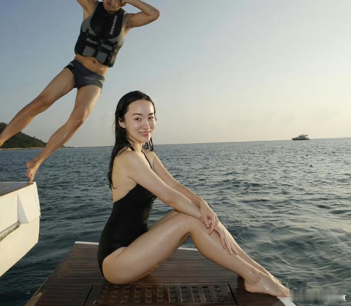 霍思燕才是人生赢家，穿吊带在豪宅里挖泥巴儿子懂事，老公宠爱，人到中年一点焦虑感都