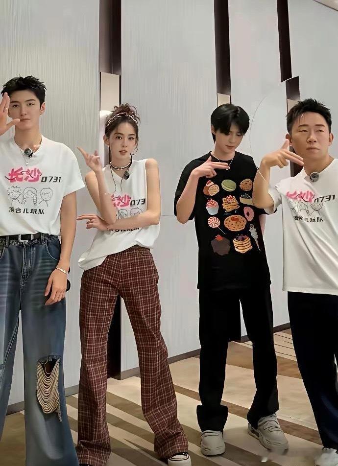 单看左边这三人，还以为P图了，直到看到杨迪。