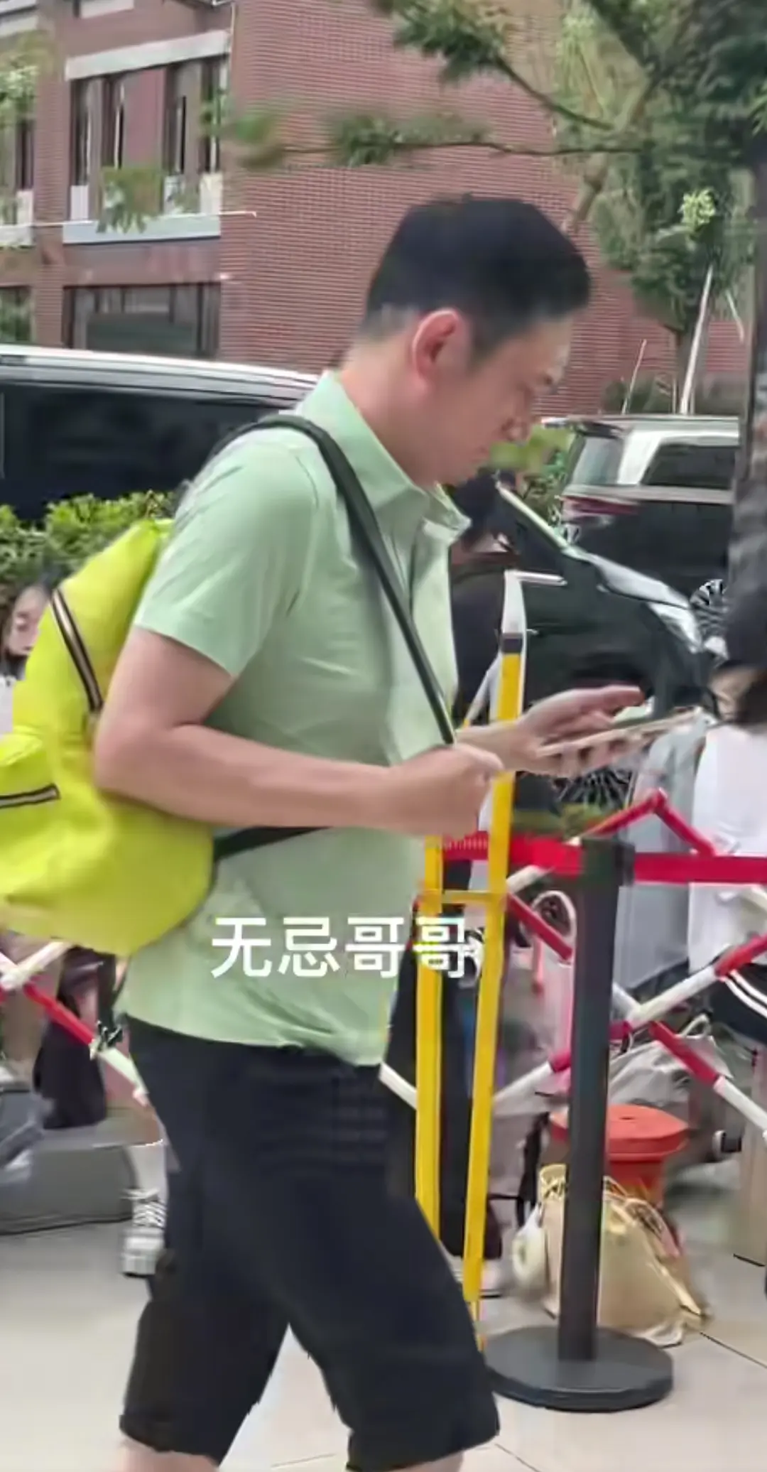 好熟悉的面孔，他竟然边走边刷手机。有人认出他了吗？