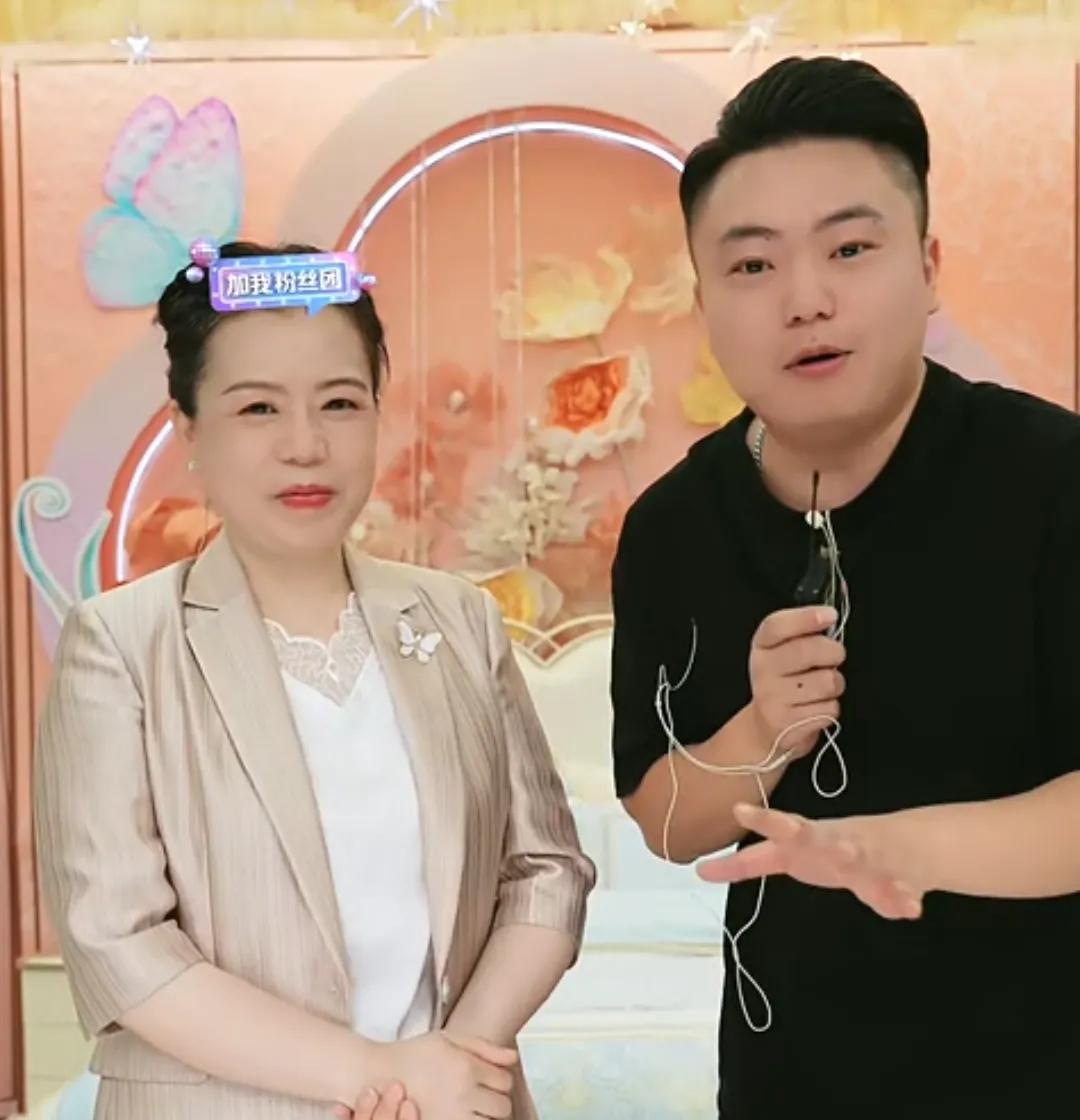 许敏今天一早八点直播，直播间上万人，不止卖家纺，还有商超的东西！商超的小伙子太
