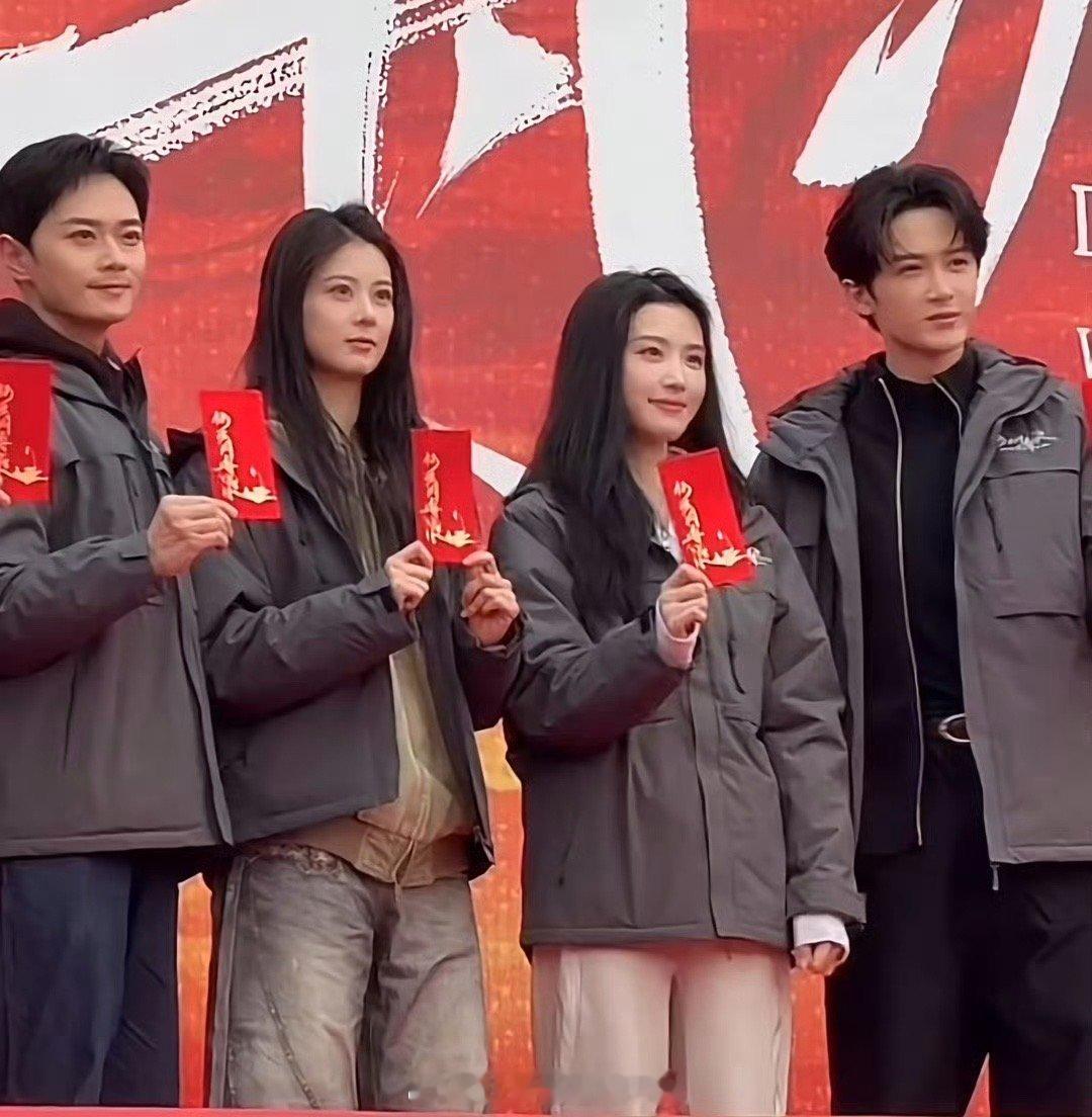 檀健次的活粉量真诚才是永远的必杀技吧！檀健次主演的电视剧《何不同舟渡》今日开机。