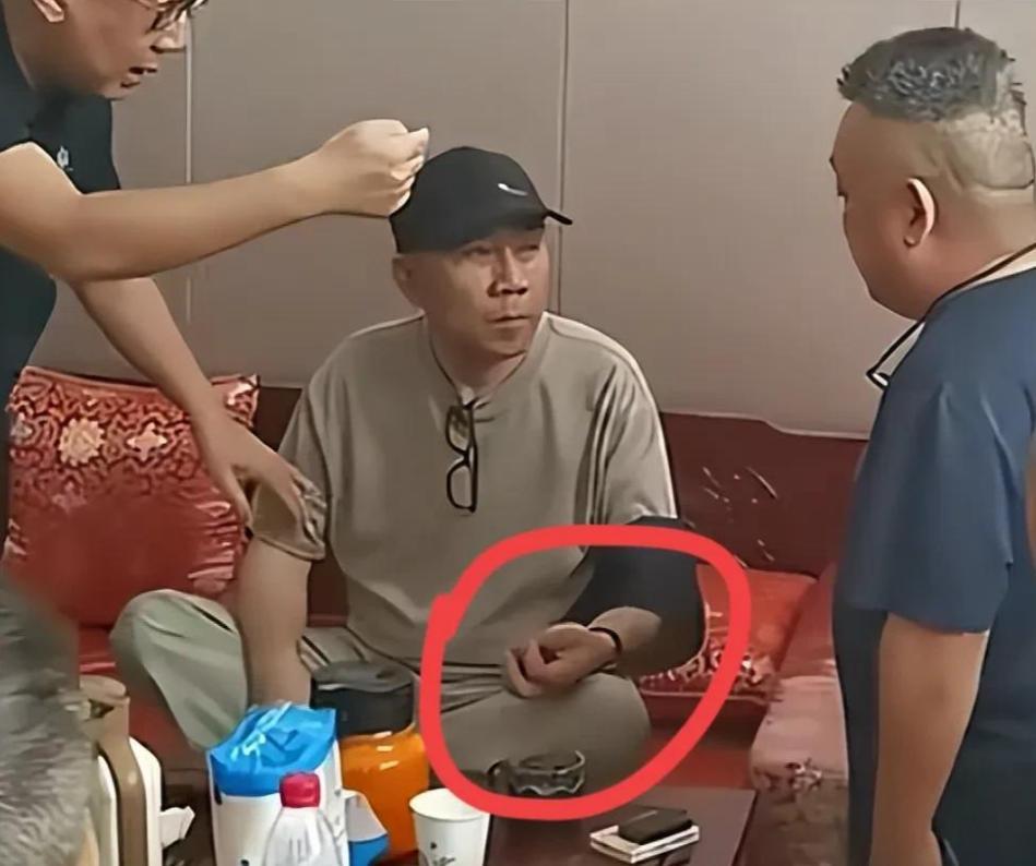 杨少华离世仅1天，人性的自私与无耻，显现了。葬礼上，四个儿子坐在沙发上吞云吐
