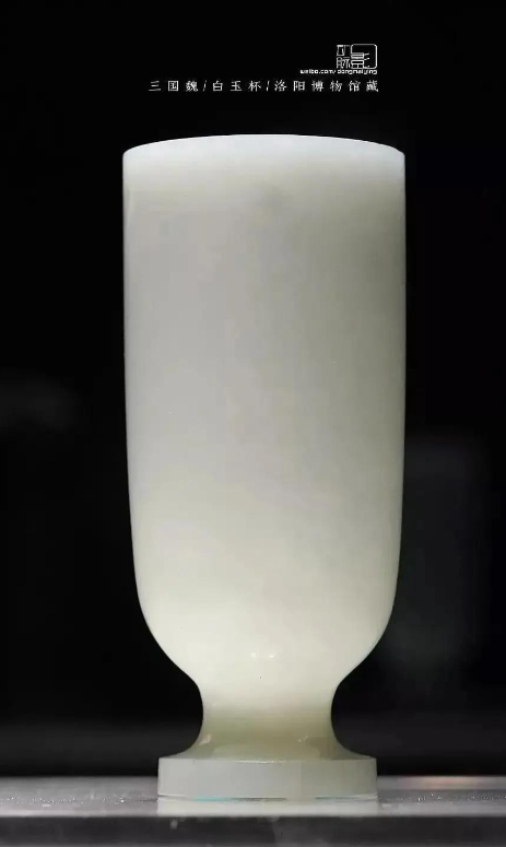 1956年，洛阳一矿山机器厂，意外发现了一座古墓，考古队撤离后，工人小张去墓中清