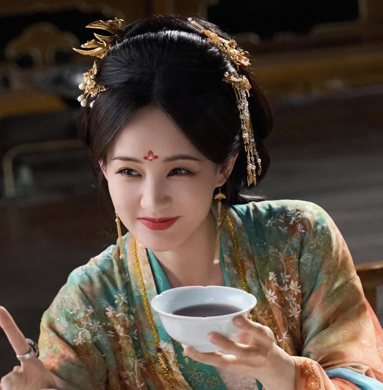 研究半天终于是搞明白了，为什么李一桐演了这么多女主角还不火，不是因为她长