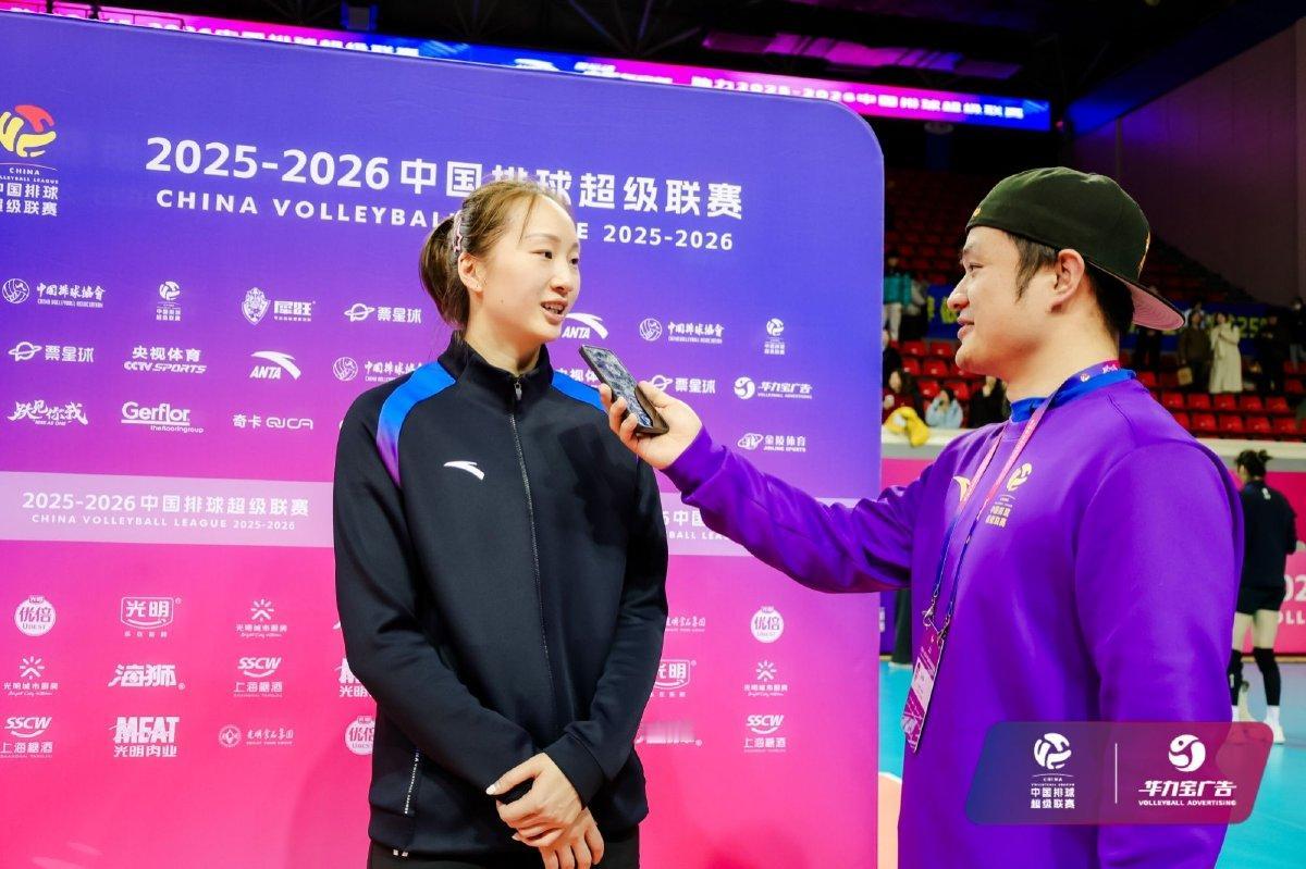 北京时间1月2日，中国女排超级联赛第6轮结束争夺，备受关注的一场元旦之战，上海光