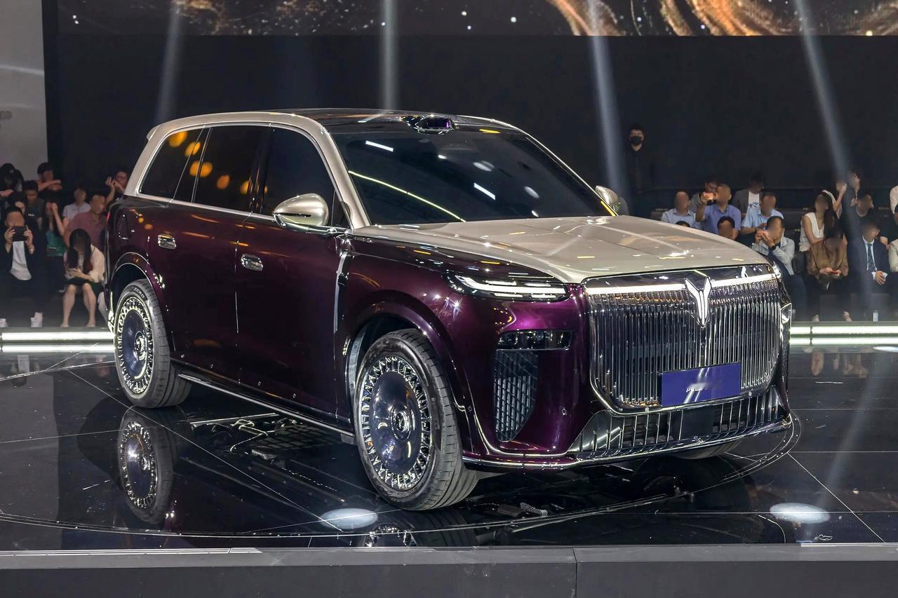 国产大6座排行榜：1. 岚图泰山（插混）37.99-50.99万；后轮转