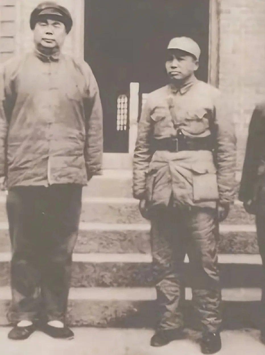 30年代，武汉会战期间冯玉祥与彭老总等人在武汉的一张留影，冯玉祥人称布衣将军当年