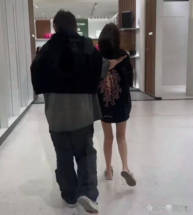 懒懒终于上位，王思聪去科隆参加游戏展，身边就跟着懒懒一个女生​​​