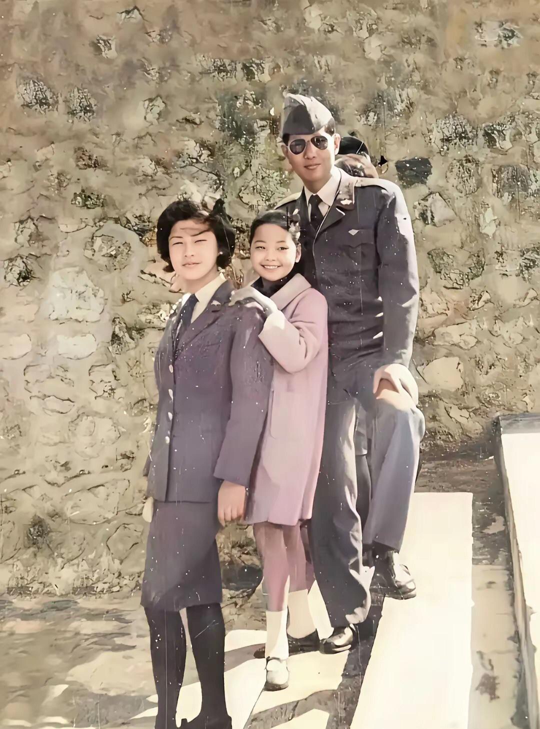#看见人间百态#邓丽君从小爱唱歌，小学就小有名气，经常参加校外活动，这张照片是