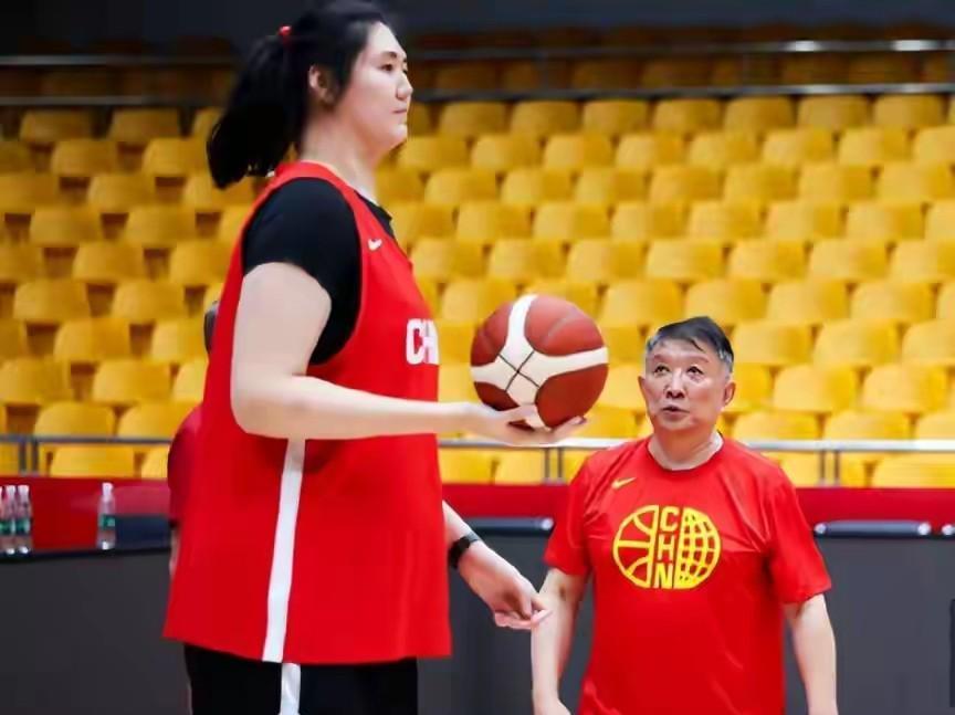 宫鲁鸣记不全18个球员的名字也就算了，但很多报道都看到他在场上各种指导球员训练，