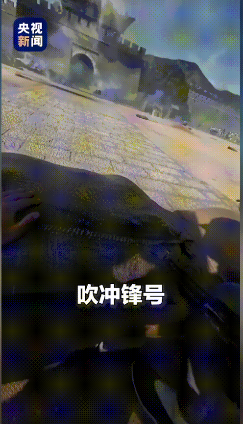 太有趣了！山东临沂，五一假期，爸爸特意带着儿子来到了当地一家影视基地亲身体验“跟
