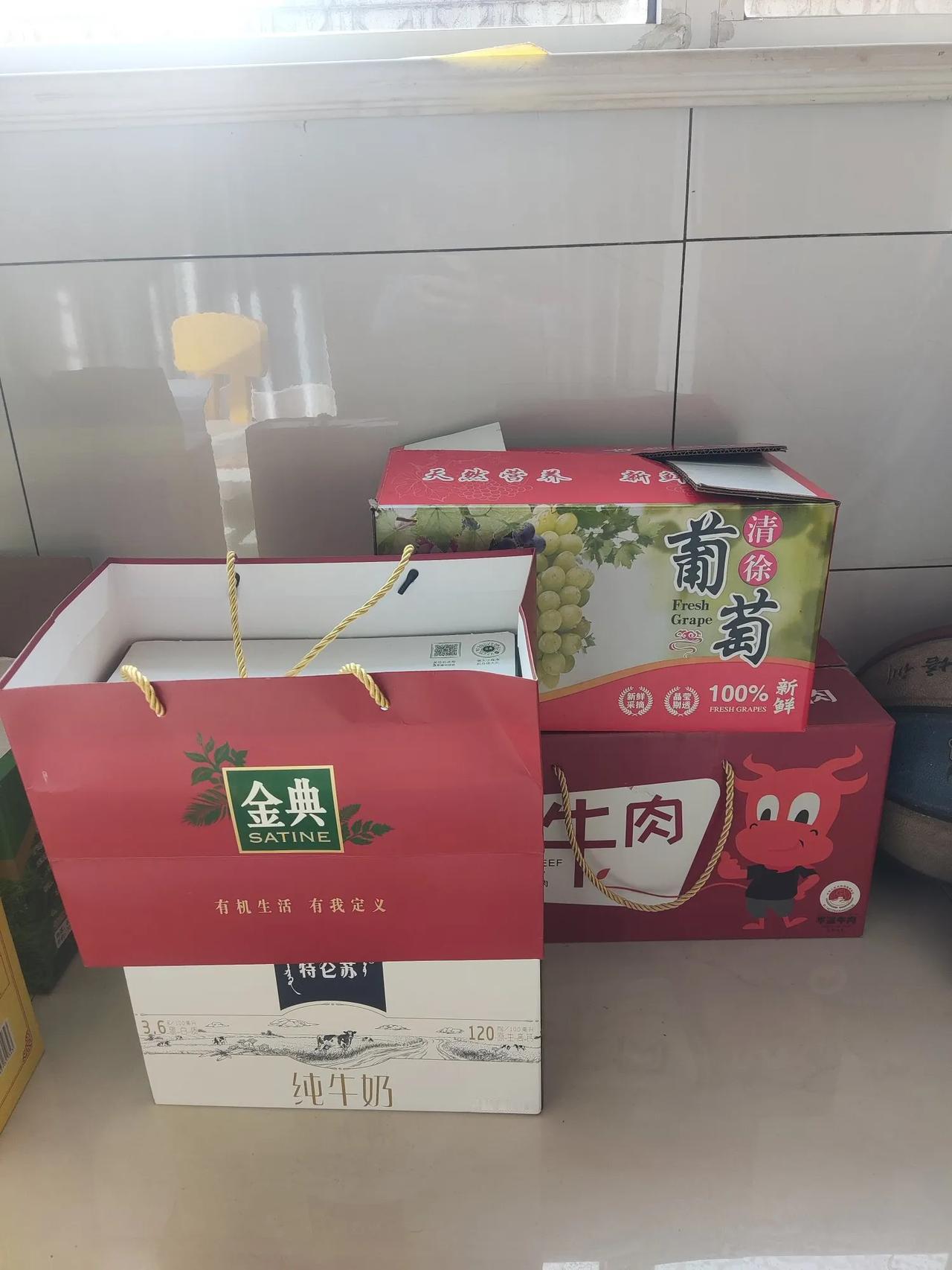 老武今年初二去岳母家没有提礼品了，直接给了岳母三百块。他说给的礼品大部分让大小舅