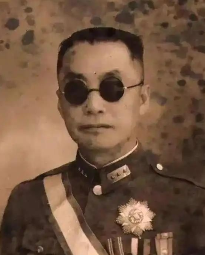 1949年12月，国军上将王陵基逃到李文的兵团部，半夜去偷听，发现李文准备起义，