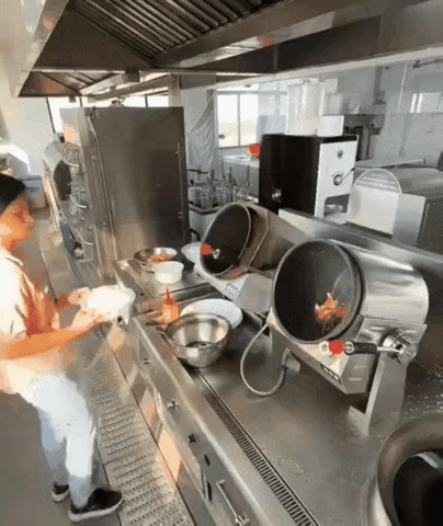 不懂就问：机器炒的菜跟人工炒的菜味道有什么区别吗？这样做，确实可以节约人工，降低