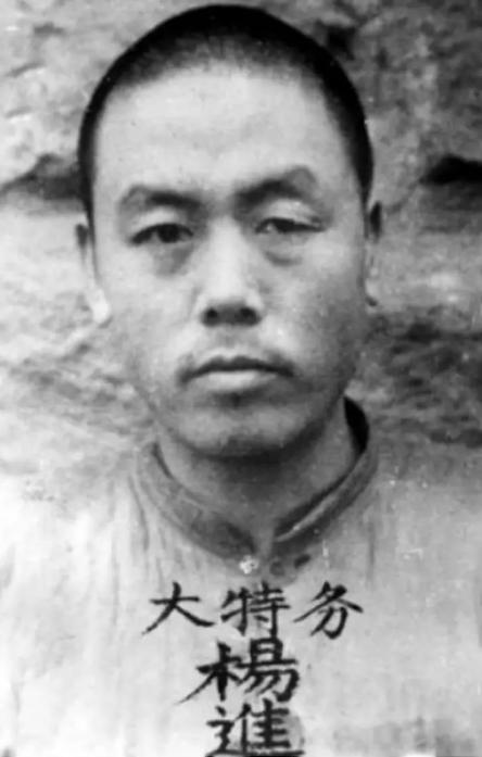 1949年，重庆解放后，特务杨进兴背着几十条血债，带着妻女躲去了南充。路上，他碰
