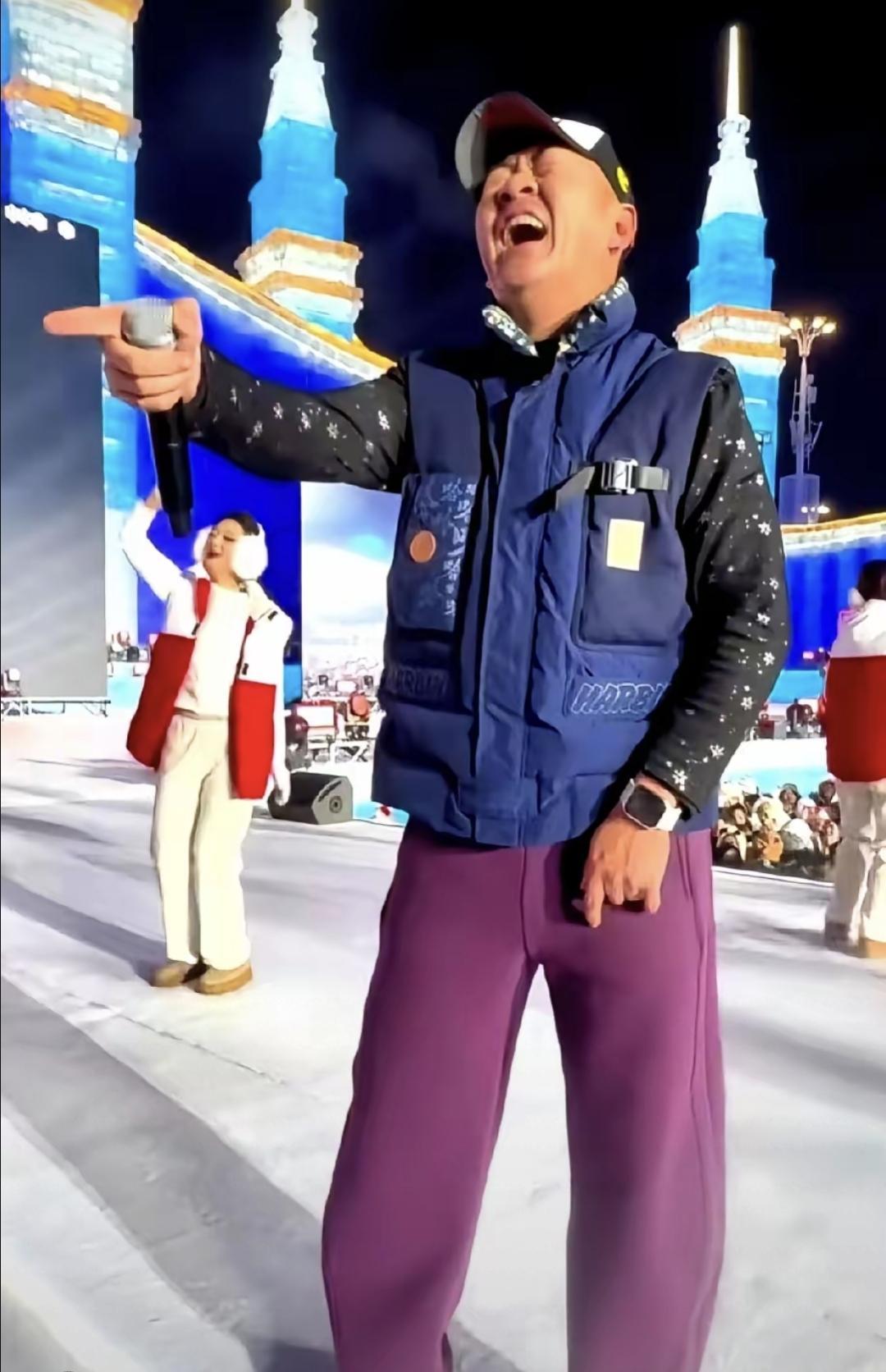 哈尔滨冰雪大世界那晚，气温零下三十度，人堆里却冷得吓人。新来的主持站得笔直，