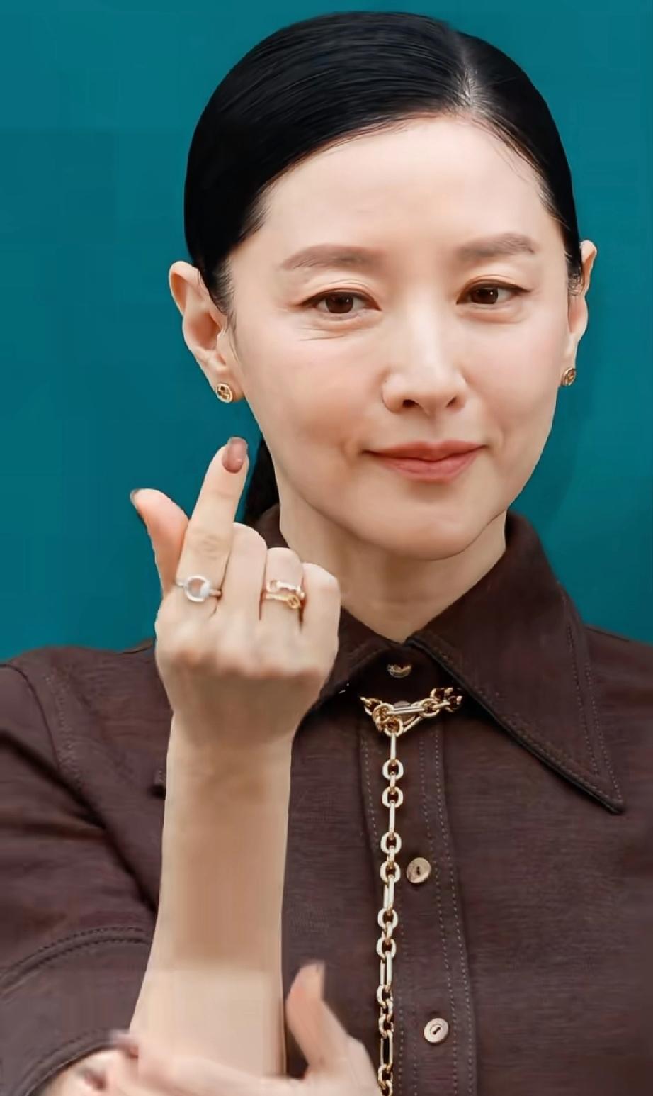 难怪网友说李英爱是韩国唯一一个能和林青霞，王祖贤媲美的女明星！这次出席品牌活动