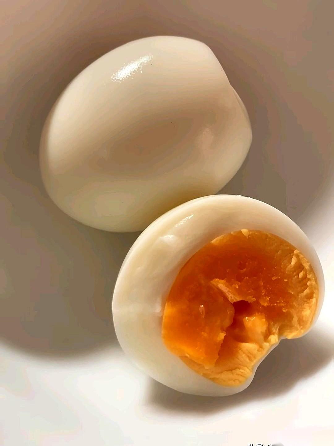 同事把第二个水煮蛋，在我面前“咚”地一下磕在桌上。那清脆的一声，办公室里所有敲