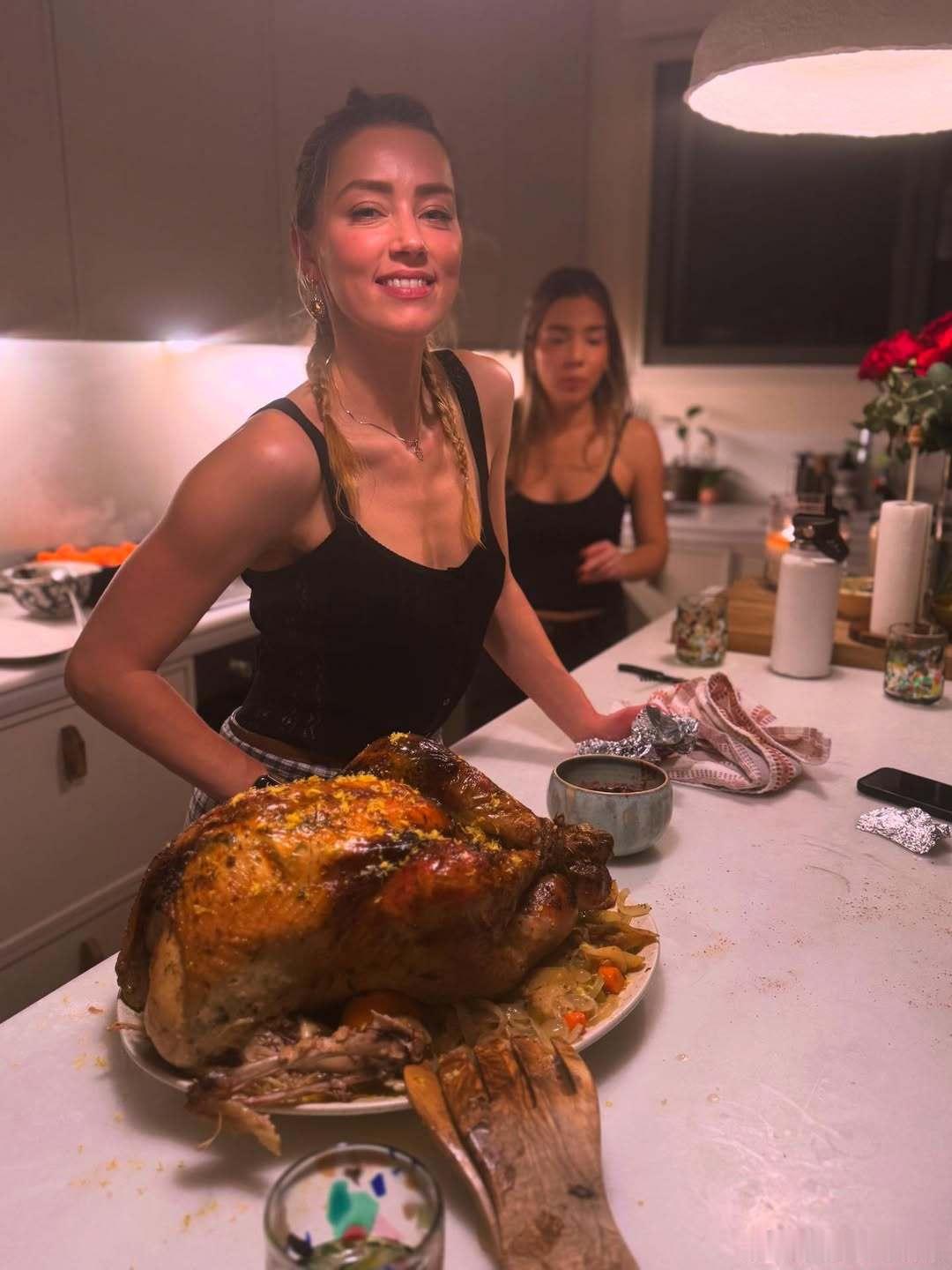 amberheard艾梅伯希尔德分享这些年她在感恩节做大餐的私照，并祝愿大家节