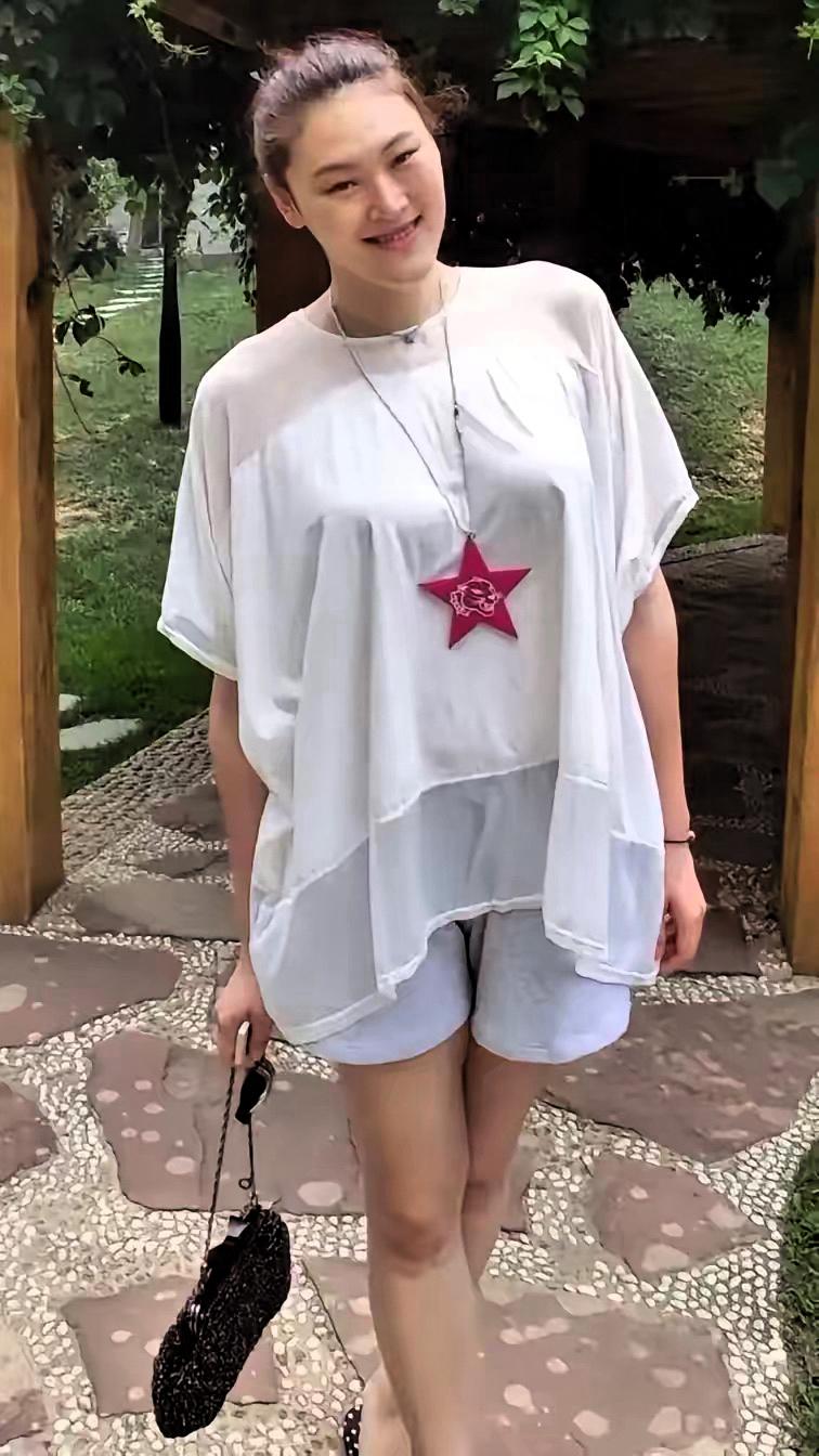 球速慢了，节奏快了，她还在场边数落点。2026年夏天，辽宁女排训练馆里，王一梅