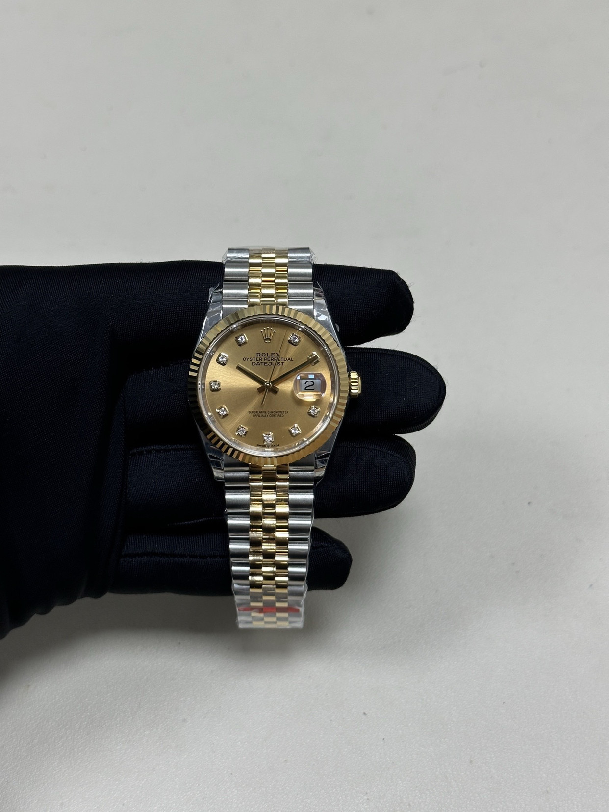 劳力士间金日志：手腕上的平衡艺术经典钢圈与暖金色调交织，既不是全钢的克制，也非全金的张扬，恰好在务实