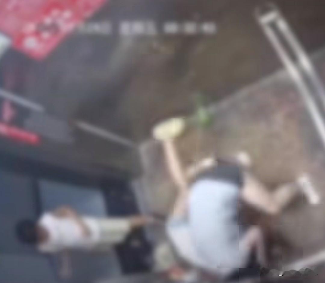 小孩挡电梯门，我顶多翻个白眼。大人挡完还动手，打完还打输，我直接笑出声。不是