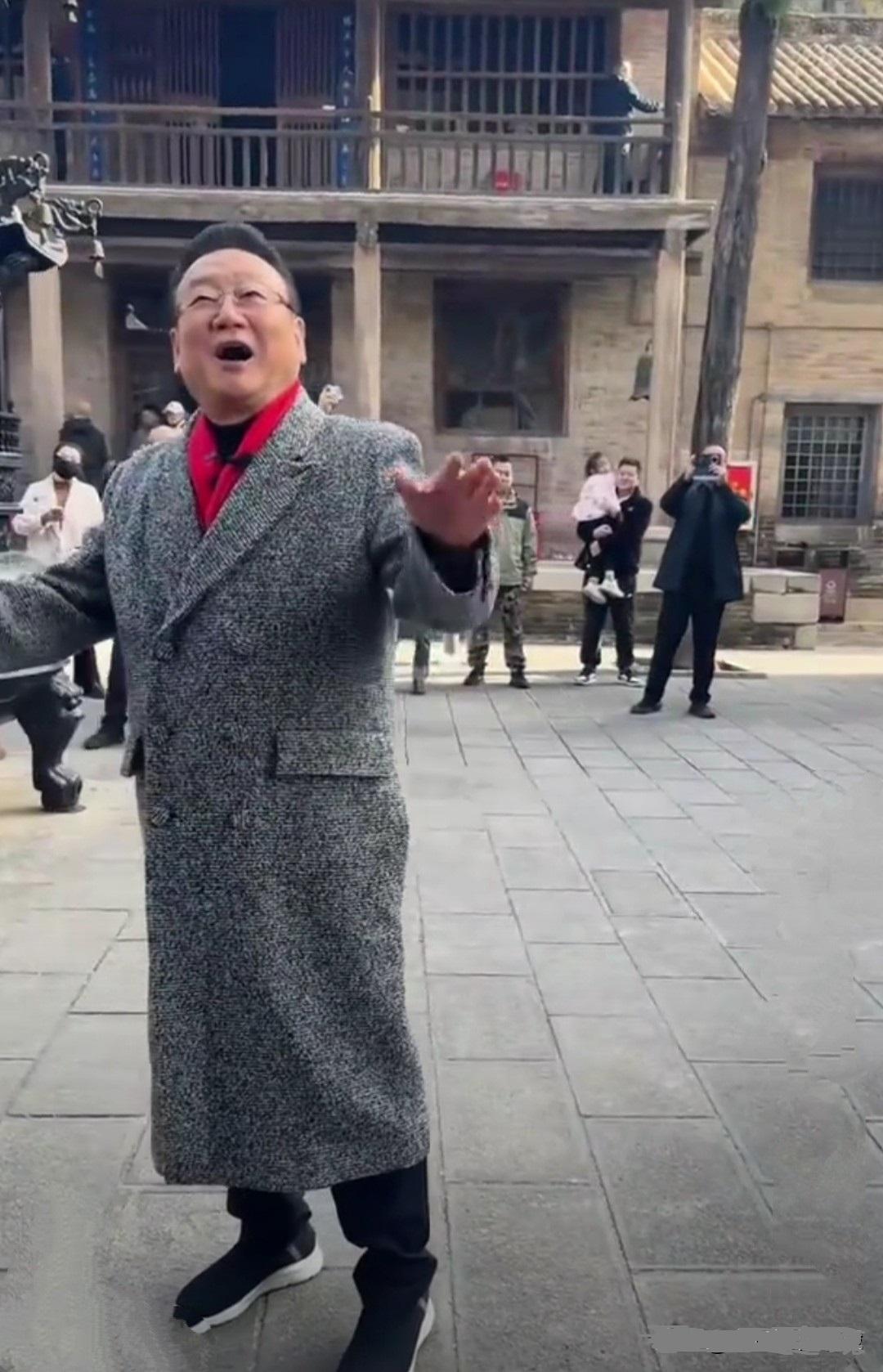 近日，无事刷刷抖音，才知道歌唱艺术家蒋大为身穿灰色毛大衣，兴致高雅地在山西晋城一