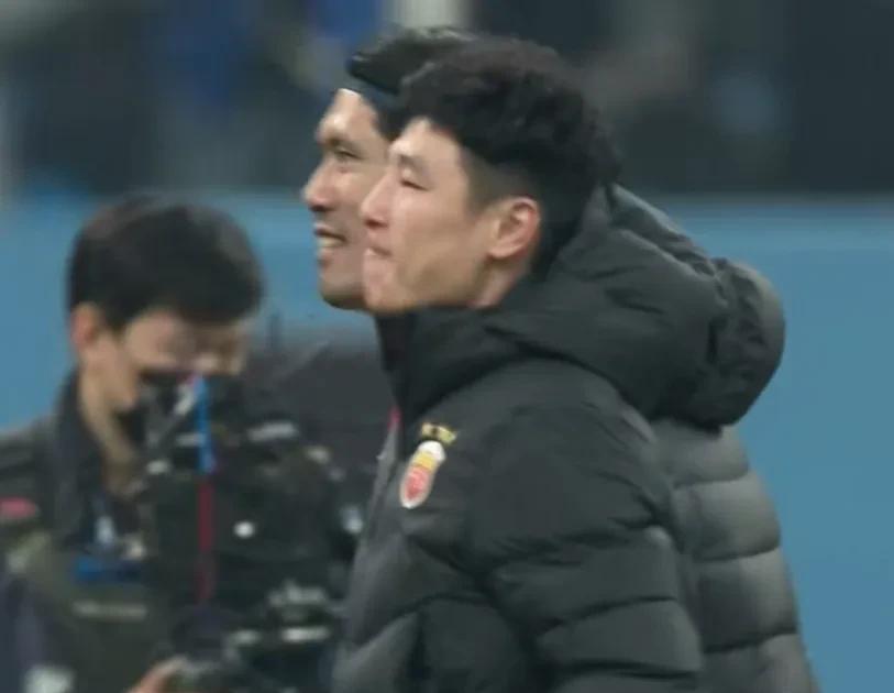 海港夺冠后，武磊冲进球场与队友欢呼庆祝，上个赛季结束的时候，他就曾说过上海海港要