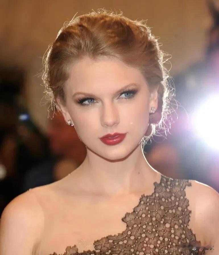 有人问霉霉在乎内娱市场吗？我个人认为她不太在乎，因为她已经沉浸在自己的创作和艺术