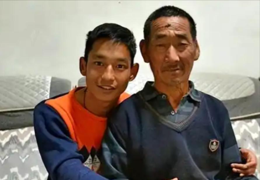 1991年，河南一对夫妻生下残疾儿子不想养，于是将儿子扔在草丛里。谁料，村里一个