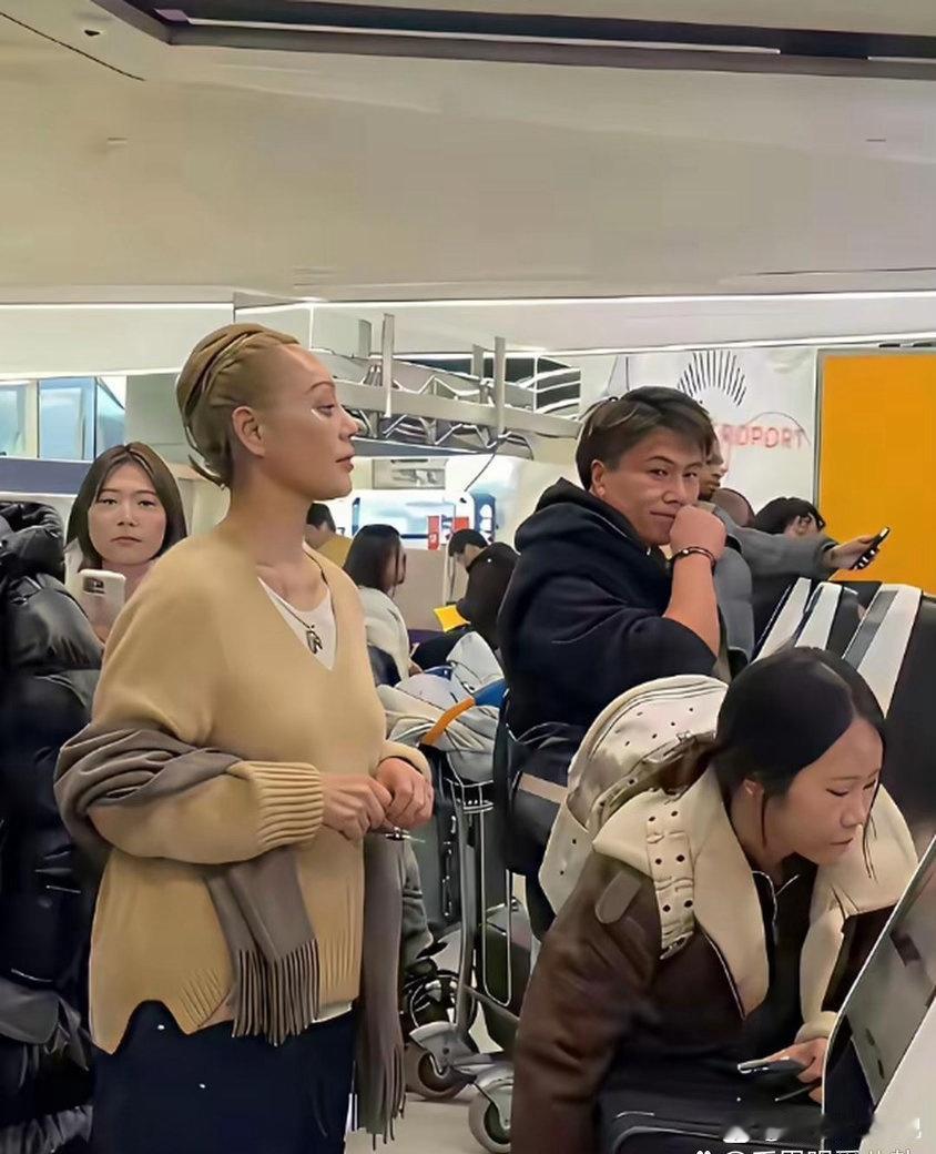 宁静也是真够折腾这头发的都短成那样了，还非得扎个小辫儿！姐真是越上年纪越叛逆啊。