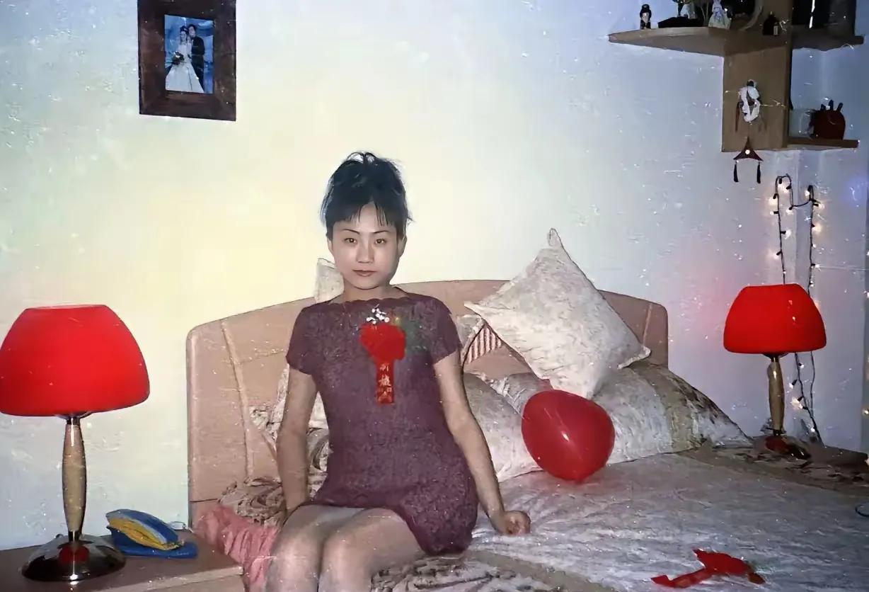 这是1993年一个电子管厂女职工，在婚房的结婚照。这个女孩从一所工业学校毕业后