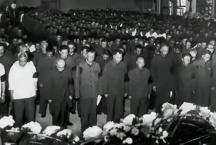 看到皮定均将军追悼会的照片，心情格外沉重。1976年7月7日，这位开国中将在福建