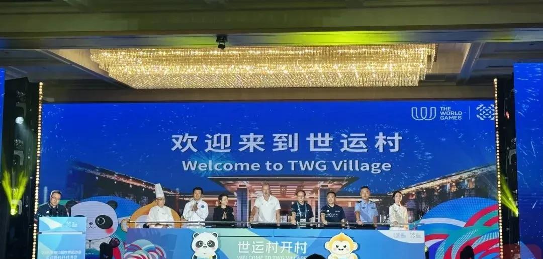 成都受到全球瞩目，有人来蓉，更有人出蓉！8月3日成都家园开村，同时气温突破40度