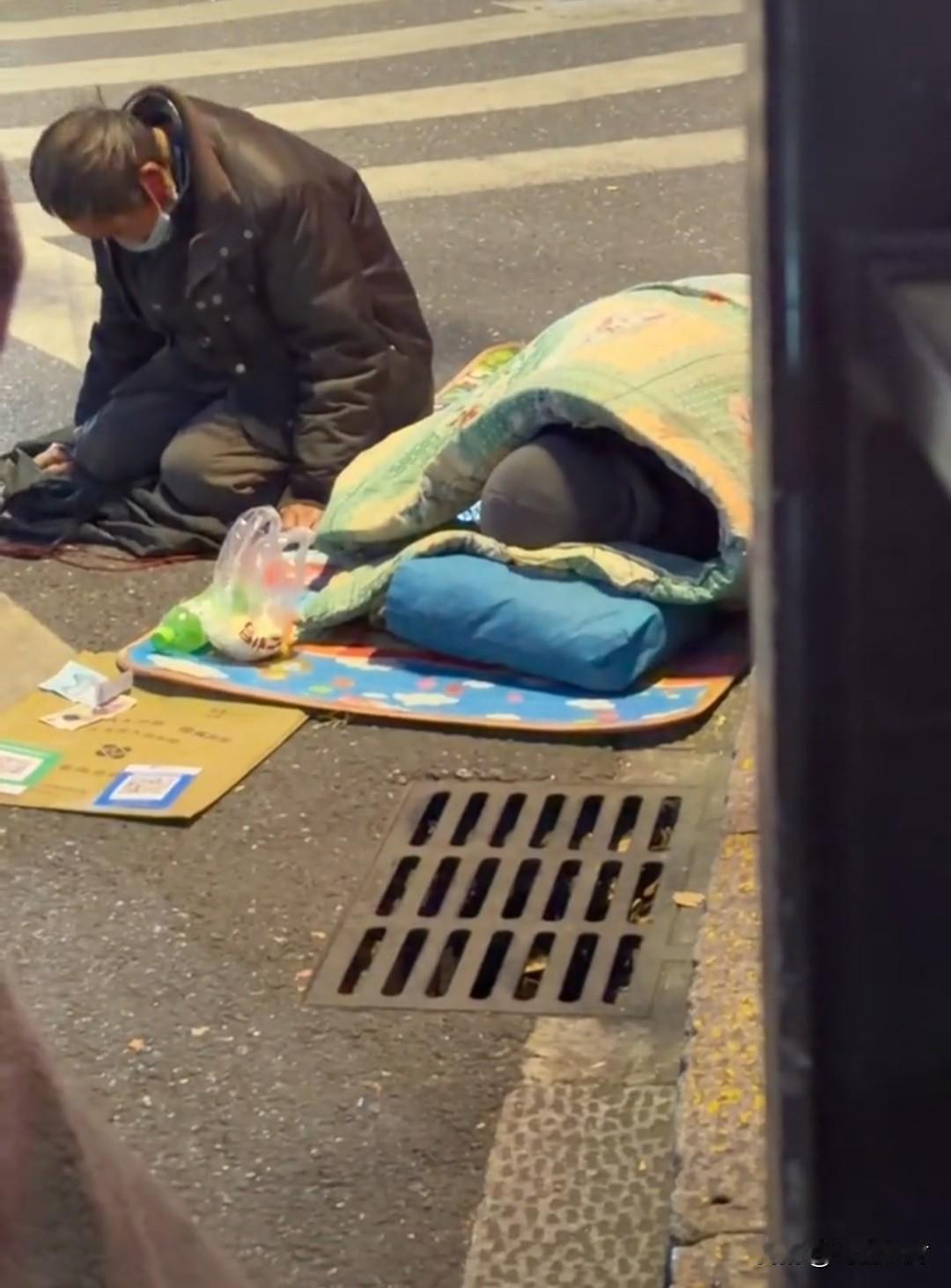 大爷磕头磕得带劲大娘视频刷得带劲着实令人费解，明明四肢健全，偏要靠卖惨博同情