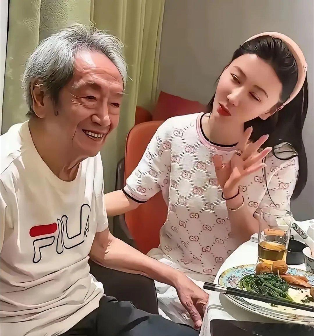 直到看见相差37岁王奎荣和小娇妻的恩爱同框照，我才恍然杜星霖和张纪中的老少恋那都