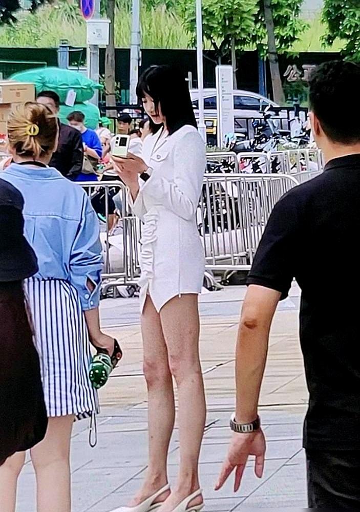 关晓彤被镜头“坑”得有多惨？总有人嫌她骨架大。真去量量数据，她身高172