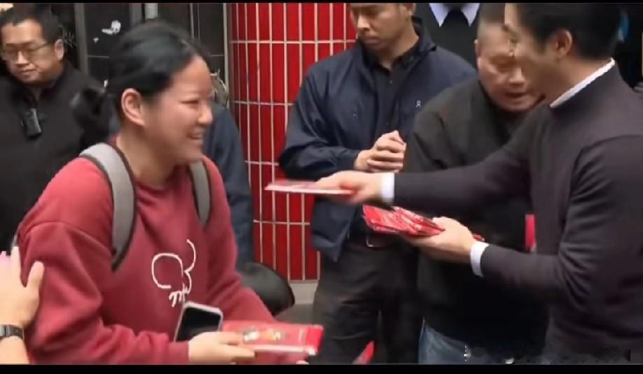 蒋万安最近在台北街头发红包，路人见者有份，大家都抢着合影，画面看着很温暖。不过我