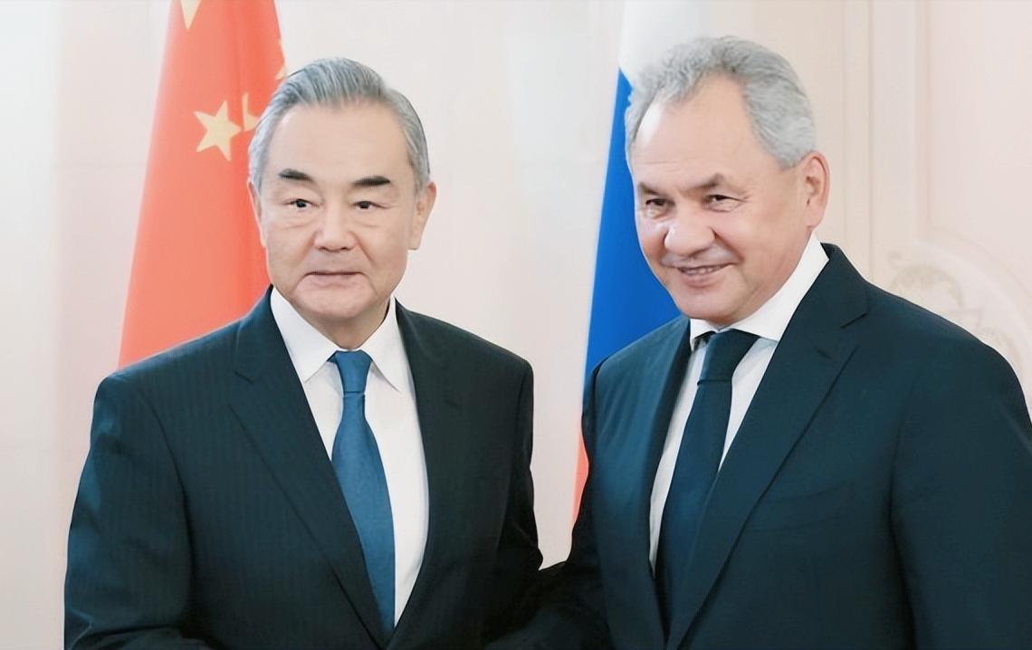 王毅访俄，中俄对日可能真要动手，日本要慌了？应俄方邀请，中央外办主任王毅将于